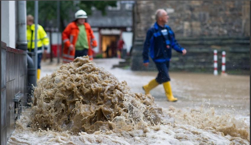 Die Wassermassen überlasten die Kanalisation in Goslar. Die historische Altstadt steht bereits unter Wasser.