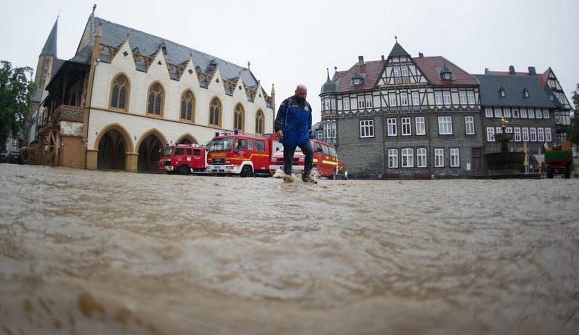 Der überflutete Marktplatz in der historischen Altstadt von Goslar. Die Feuerwehr ist pausenlos im Einsatz, um Keller auszupumpen und Sandsäcke zu schichten.