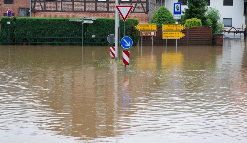 Wie hoch das Wasser der Nette in Rhüden durch den Dauerregen stieg, kann man an den überfluteten Verkehrsinseln und Straßenschildern ermessen.