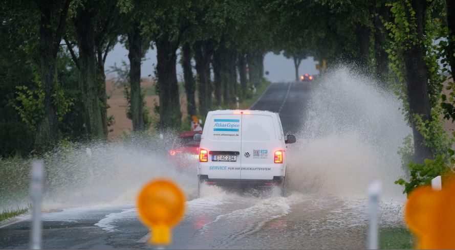 In den vergangenen 24 Stunden seien laut Deutschem Wetterdienst (DWD) zwischen 50 bis 80 Liter Regen pro Quadratmeter gefallen, punktuell sogar 100 Liter pro Quadratmeter.