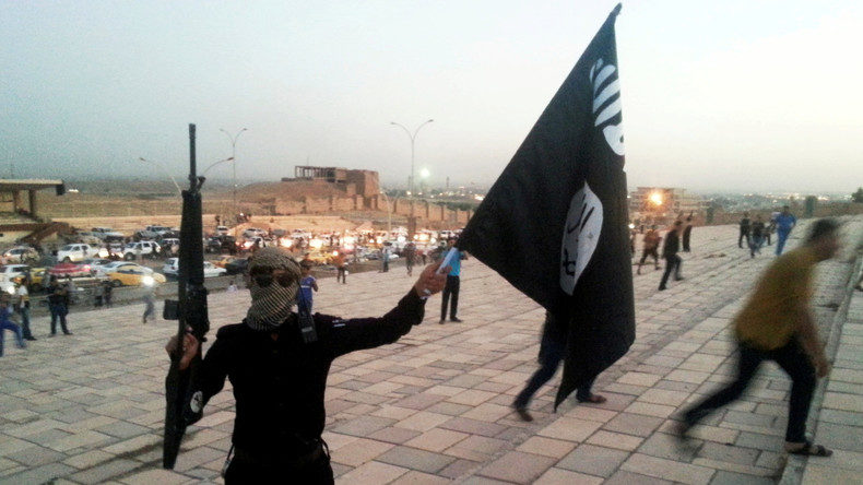 IS-Kämpfer posiert
