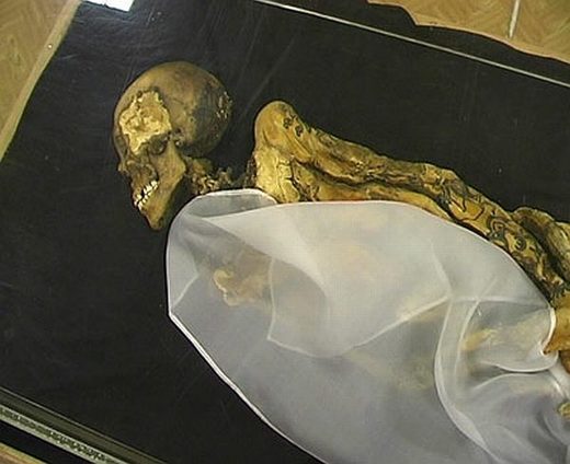 Die im Eiskurgan konservierte Mumie der Prinzessin von Ukok. Deutlich sind ihre Tätowierungen zu erkennen - eine bei hochrangigen Männern und Frauen der Skythen übliche Sitte.