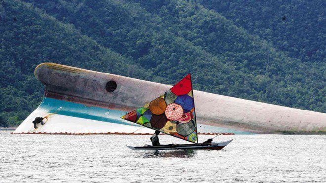 Zorn des Poseidon: Dieses Bild wurde am 25. Juni 2008 aufgenommen. Es zeigt ein kleines Boot mit einem farbenfrohen Segel, das vier Tage nachdem sie in der Sibuyan-See durch den Taifun 