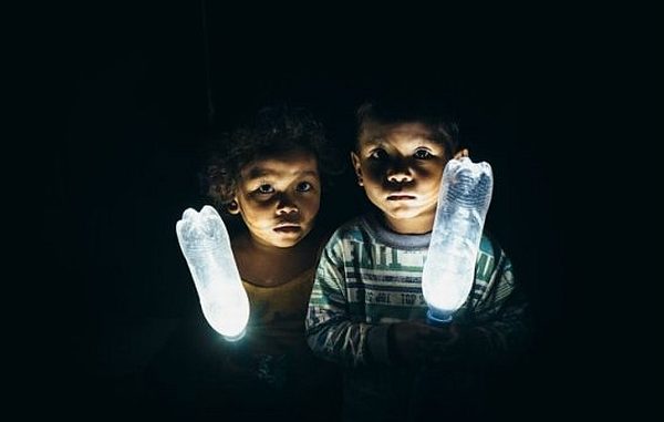 Eine Plastikflasche in neuem Licht