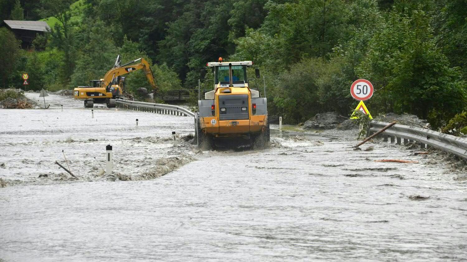 Eine Straße ist am 06.08.2017 in den Salzburg Gebirgsgauen (Österreich) überschwemmt.