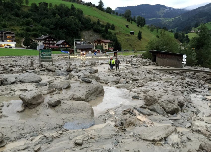 Schwere Unwetter haben in Österreich enorme Schäden angerichtet. Besonders betroffen waren in der Nacht zum Sonntag bei Urlaubern beliebte Orte im Salzburger Land: So hat sintflutartiger Regen das Großarltal von der Umwelt abgeschnitten.