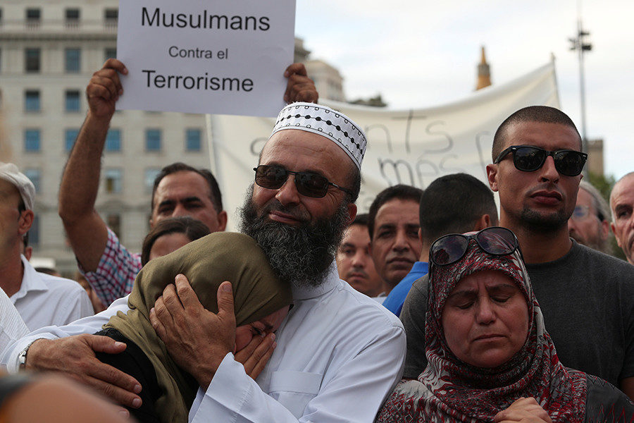 Klicken um zu vergrößern Muslime demonstrieren gegen Terror