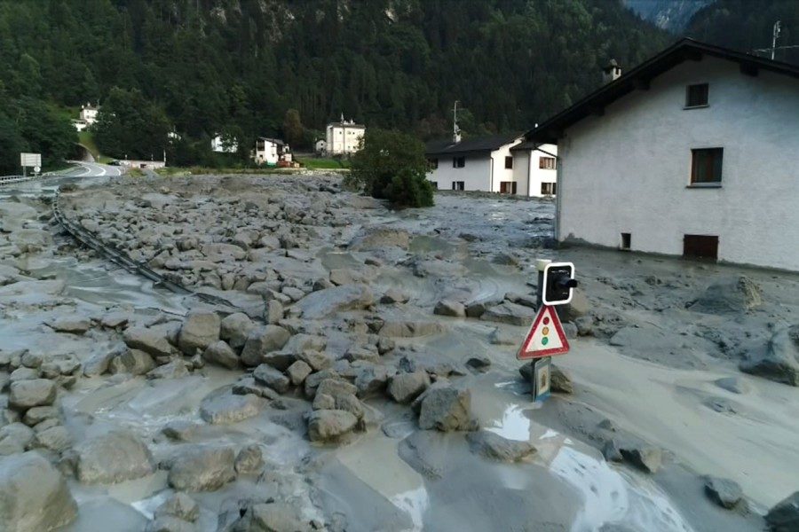 Weil weitere Erdrutsche nicht ausgeschlossen sind, durften die Bewohner am Donnerstag noch nicht in ihre Häuser zurückkehren. Schweiz Bondo