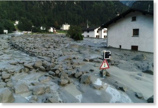 Weil weitere Erdrutsche nicht ausgeschlossen sind, durften die Bewohner am Donnerstag noch nicht in ihre Häuser zurückkehren. Schweiz Bondo