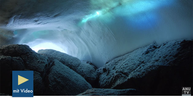 Blick in einer der subglazialen Höhlen auf der antarktischen Ross Insel