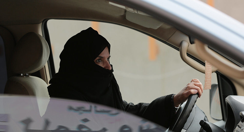 saudische Frau beim Autofahren