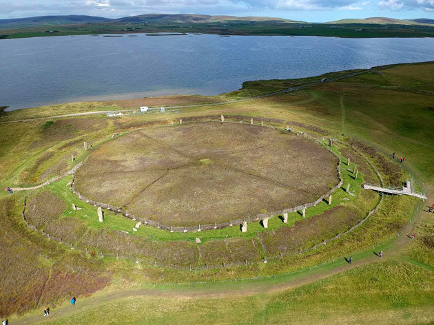 Der Ring of Brodgar auf der Orkney-Insel Mainland
