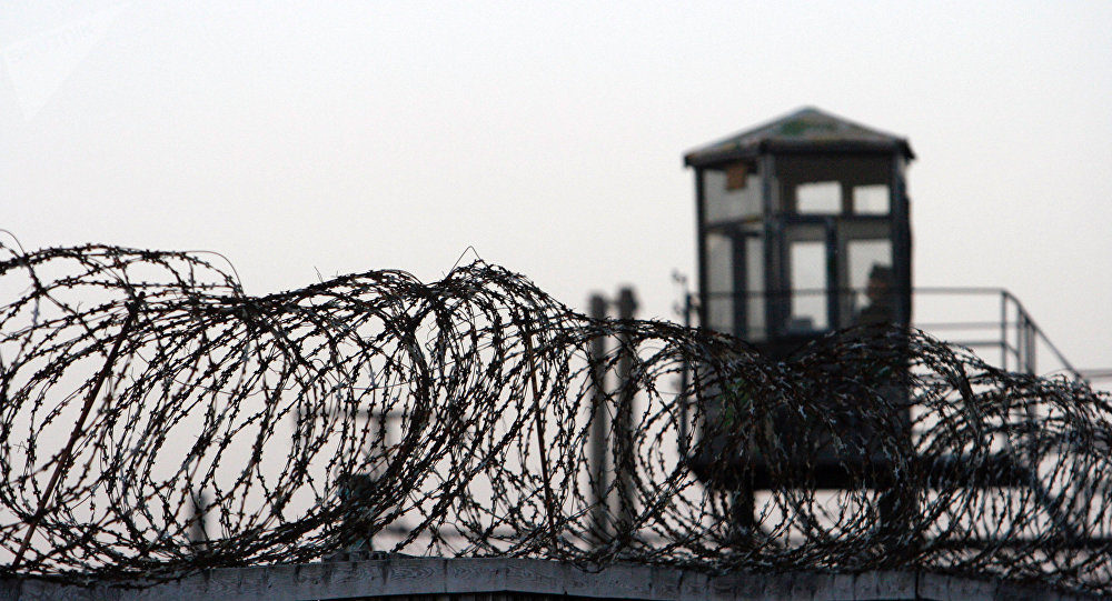Wachturm mit Stacheldraht, Gefängnis