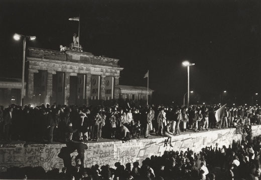 Berlin, 9./10. November 1989: Berliner feiern am Brandenburger Tor den Fall der Mauer