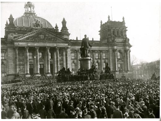 Berlin, 9. November 1918: Menschenmenge vor dem Reichstagsgebäude