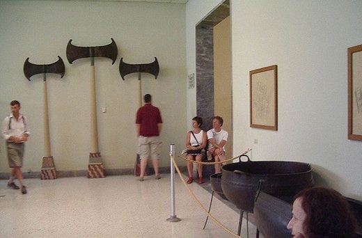 riesige Doppeläxte im Museum Heraklion