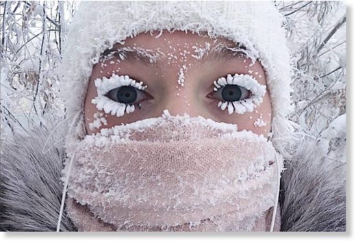Klicken um zu vergrößern In this photo taken on Sunday, Jan. 14, 2018, Anastasia Gruzdeva poses for selfie as the Temperature dropped to about -50 degrees (-58 degrees Fahrenheit) in Yakutsk, Russia.
