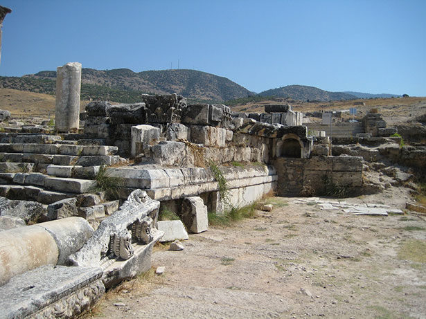Unter dem Tempel von Hierapolis liegt eine 
