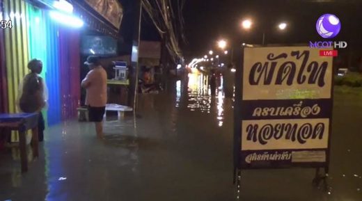 Chiang Mai von plötzlichen sintflutartigen Regenfällen überschwemmt