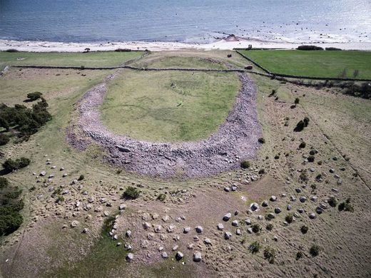 Sandby borg; Vor 1.500 Jahren lebten hier mindestens 200 Menschen, ehe sie von Unbekannten umgebracht wurden.