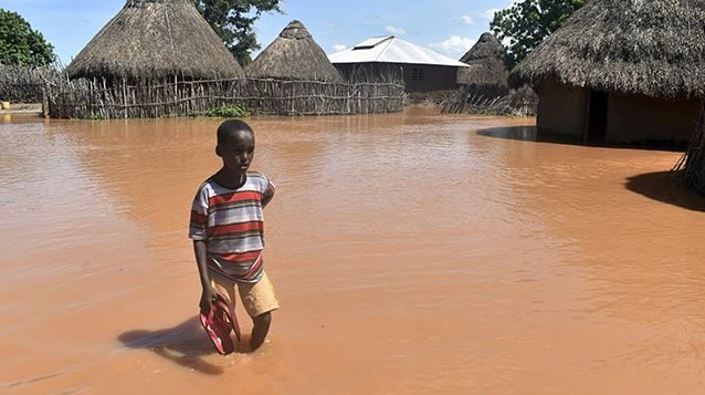In Teilen Kenias waten die Menschen knietief durchs Wasser.