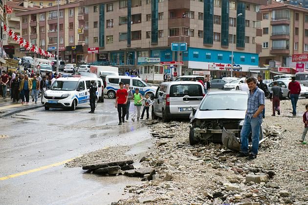 Flutwelle reißt in Ankara mehr als hundert Fahrzeuge mit