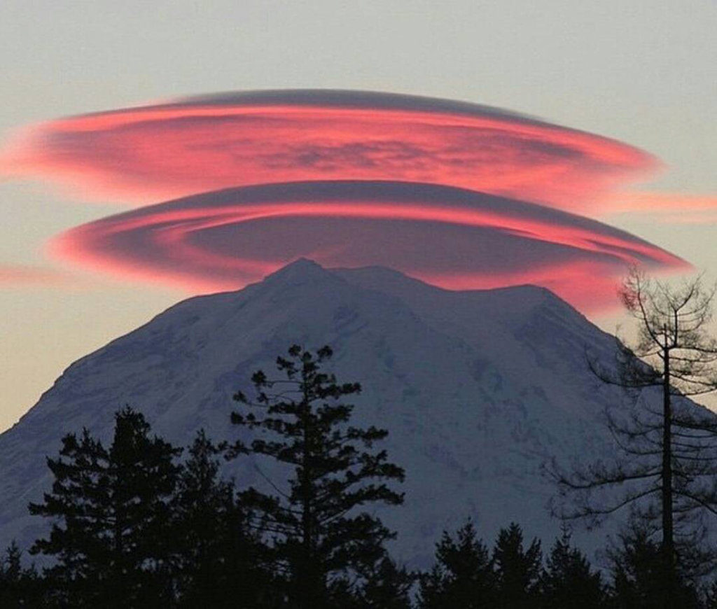 Klicken um zu vergrößern Lenticular clouds at My Rainier