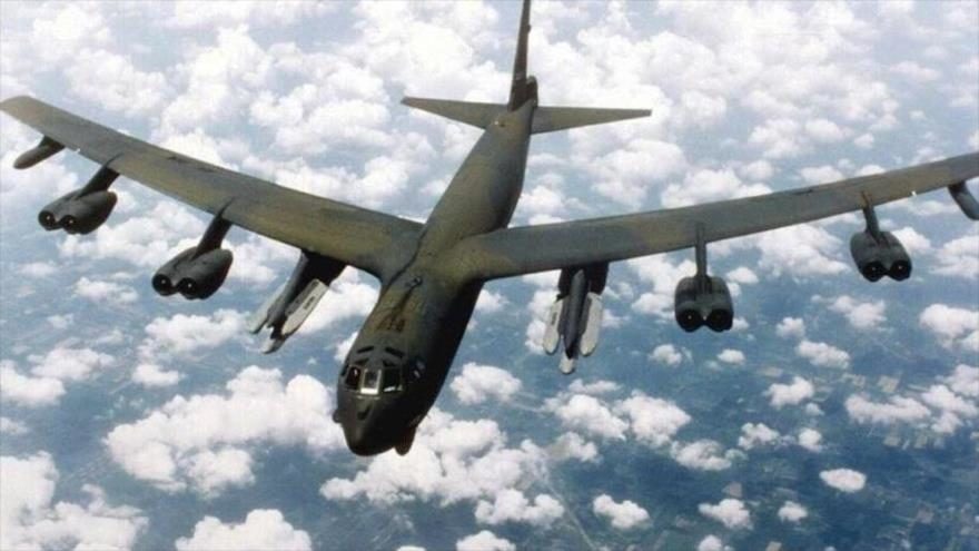 Bombardero estadounidense B-52 en pleno vuelo cerca del mar China Merdional.