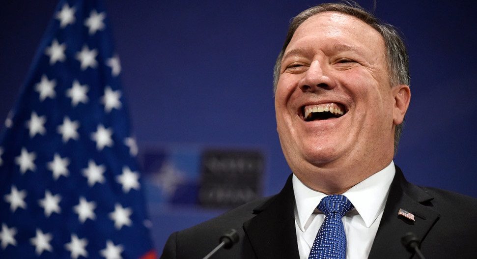 Mike Pompeo lacht