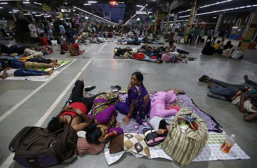 Klicken um zu vergrößern Stranded passengers in a railway station in Kolkata, India, in May after trains were canceled because of Cyclone Fani