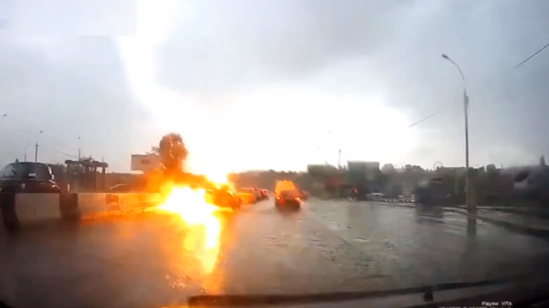 Dashcam-Aufnahme Blitzeinschlag PKW Russland