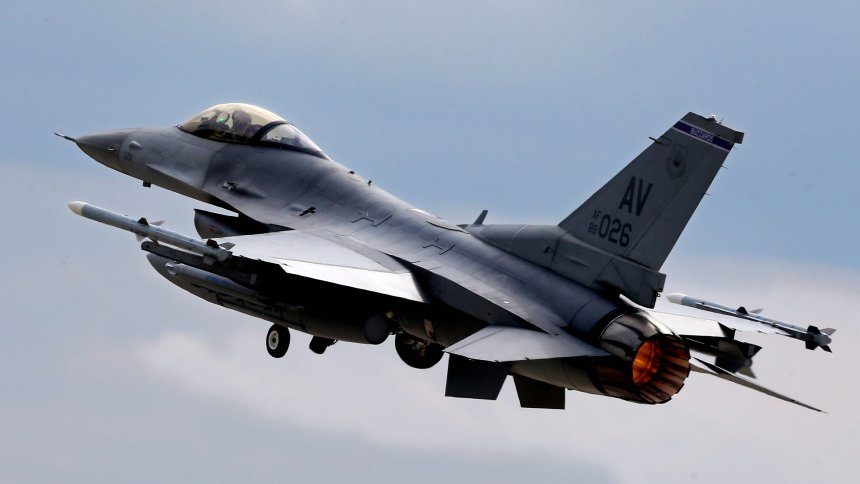 f16-kampflugzeug symbolbild