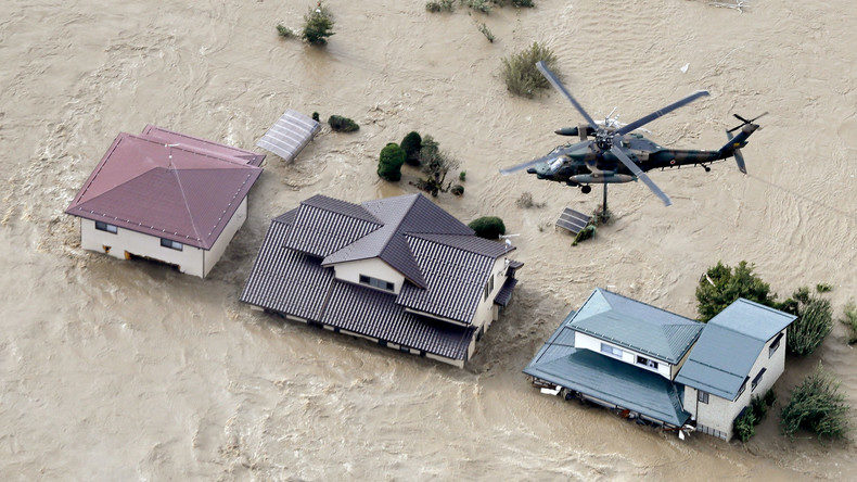Wohnhäuser in Hochwasser nach Taifun in Japan