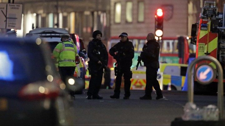 Polizisten auf London Bridge nach Messerangriff