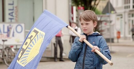 Junge mit sozialistischer FDJ-Fahne