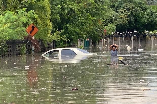 Niyom Kongsan's flooded car in Nong Yai community of Bang Lamung district of Chon Buri, after torrential rain in Pattya and other areas on Wednesday.