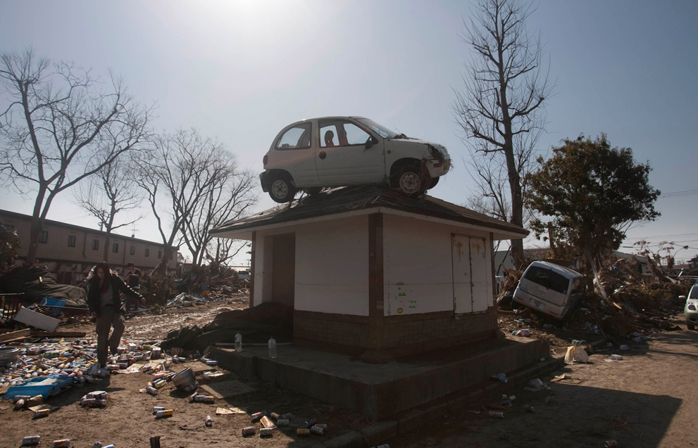 Auto auf Hausdach in Japan