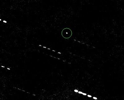 Der Asteroid Apophis (Kreis) in einer Kompositaufnahme aus fünf Bildern vom 31. Januar 2011