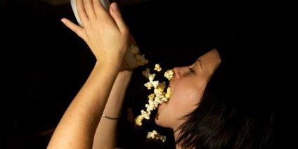 Frau isst Popcorn