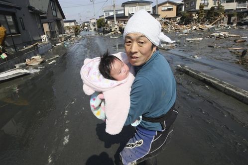 Baby aus den Trümmern Japans gerettet