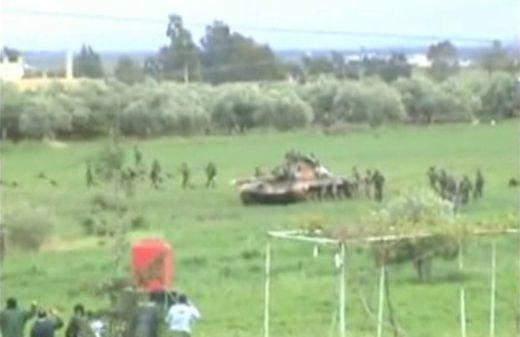 Soldaten & Panzer nähern sich Daraa