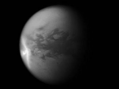 Weißer Pfeil auf Titan