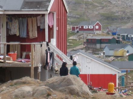 Holzhaus einer Inuit-Familie