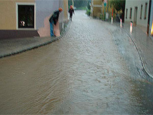 Überschwemmte Straße in St. Veit