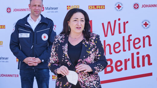 Klicken um zu vergrößern Dilek Kalayci im Impfzentrum in Tegel im Juni 2021