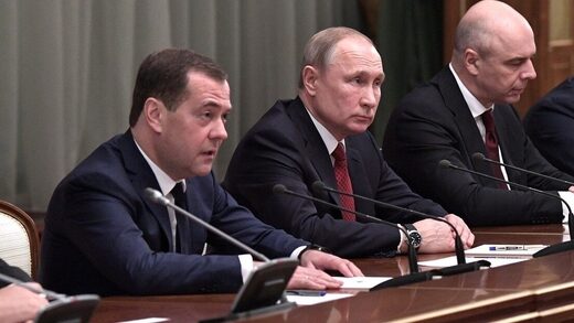 Dmitri Medwedew neben Wladimir Putin