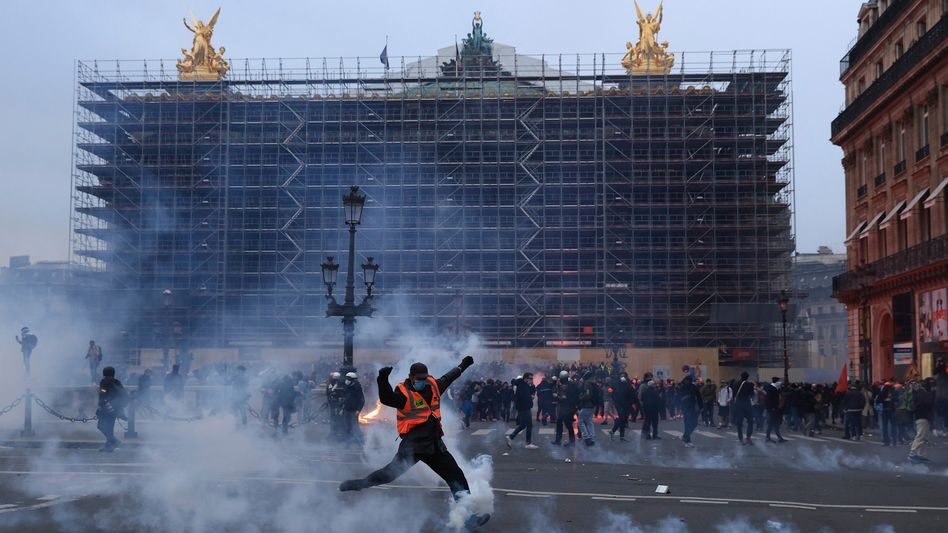 Mehrere Millionen Franzosen demonstrieren gegen Rentenreform