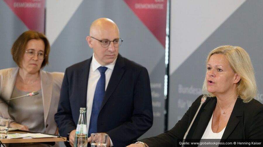 Silke Willems (l.) und Sinan Selen (m.) mit Nancy Faeser