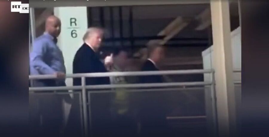 trump mittelfinger