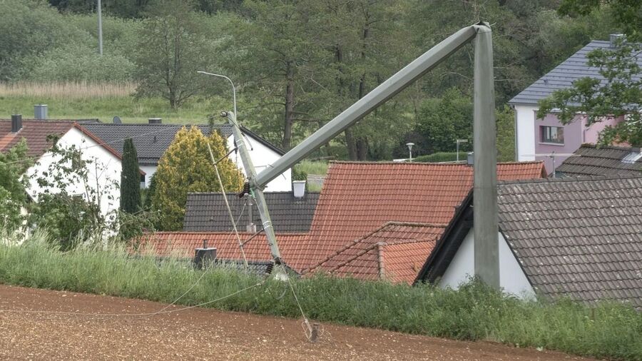 umgeknickter strommast